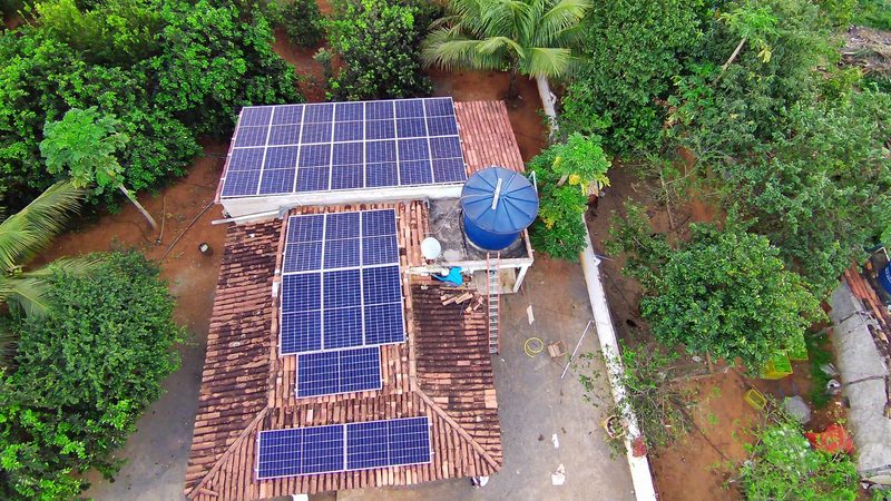 Vista aérea de casa rural com o telhado coberto de placas solares